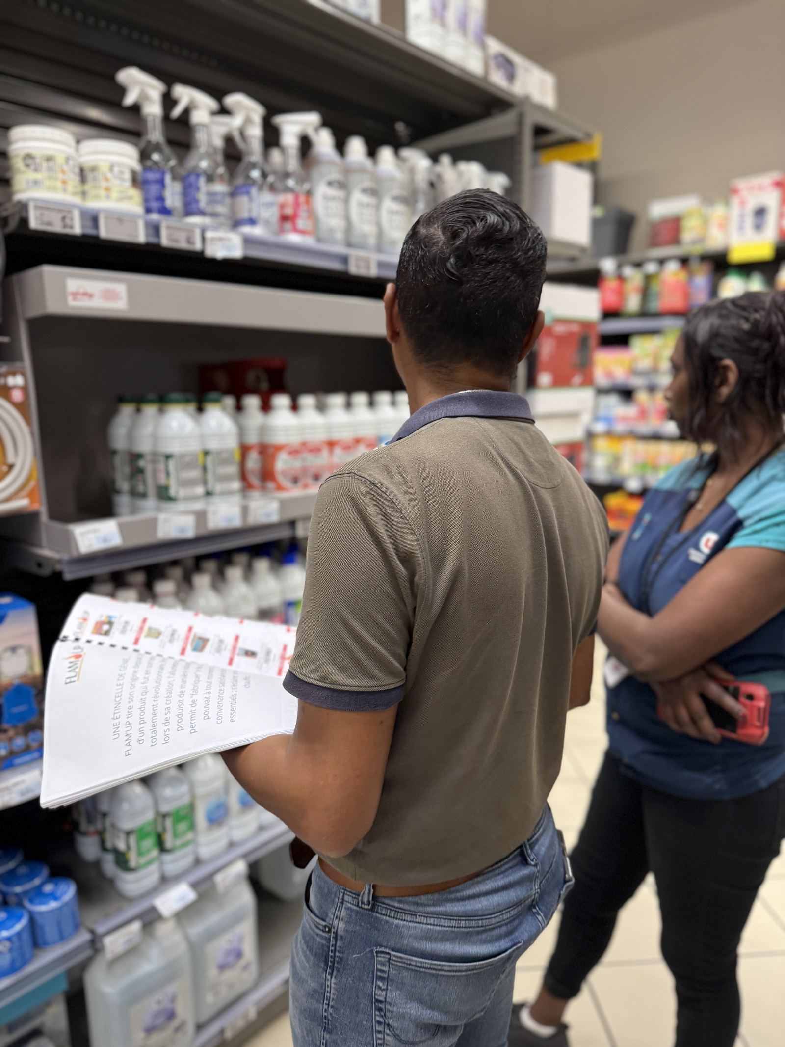 Commercial Mascadis présentant le catalogue en magasin