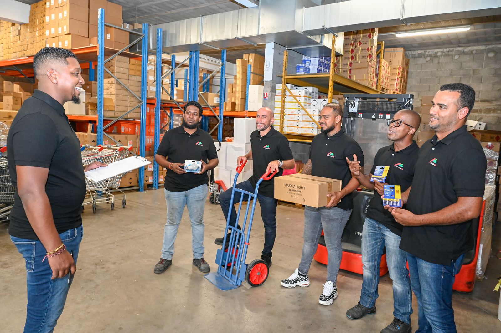 Équipe logistique — préparation de commandes en entrepôt